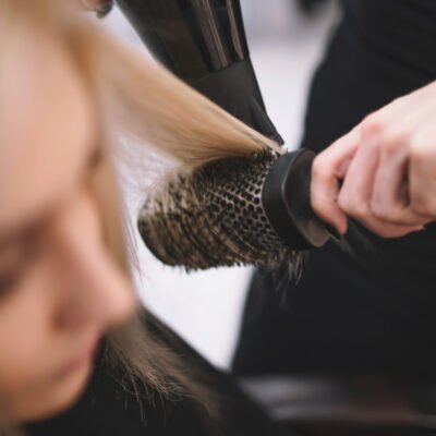 Alisamento capilar feminino: beleza, praticidade e cuidados essenciais